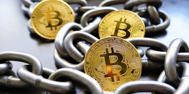 Bitcoin Spot ETFs Pull In $924M Last Week as BlackRock’s IBIT Leads