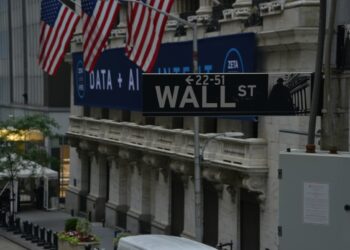 Congress Stalls on Crypto Rules as Wall Street Builds the Market Anyway